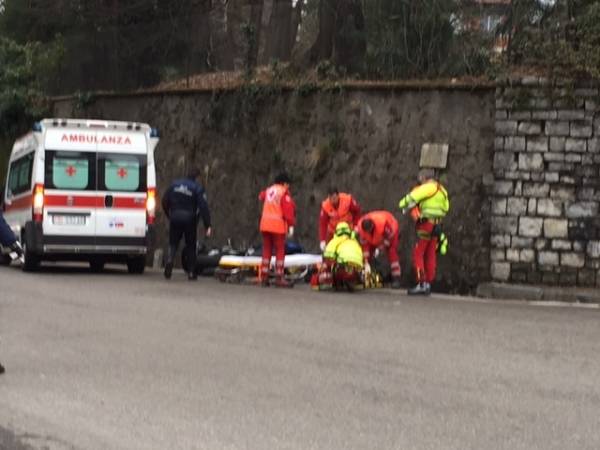 Auto contro moto a Gazzada Schianno (inserita in galleria)