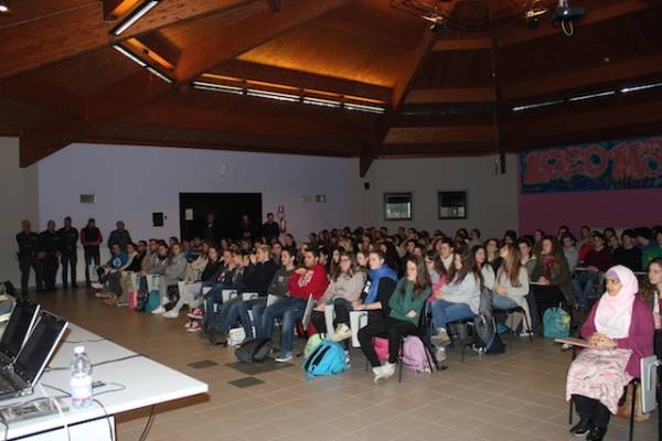 Guardia di finanza al Liceo Curie (inserita in galleria)