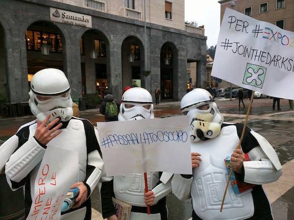 I "soldati" di Guerre Stellari protestano contro le "Sentinelle in Piedi" (inserita in galleria)