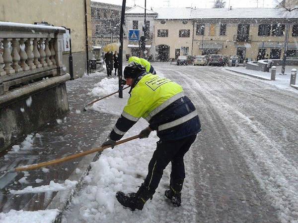 Il lavoro della Protezione civile a Gorla Maggiore (inserita in galleria)