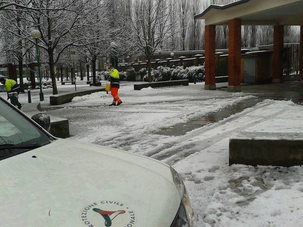 Il lavoro della Protezione civile a Gorla Maggiore (inserita in galleria)