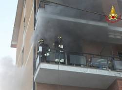 Incendio in una palazzina a Caronno (inserita in galleria)