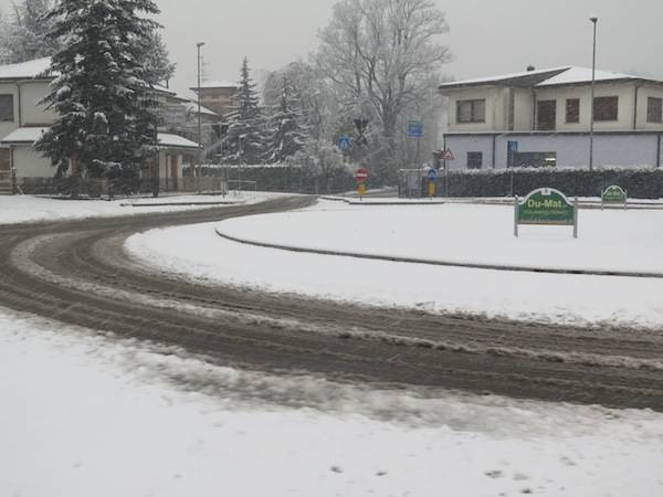 Neve, la statale tra Varese e Gallarate (inserita in galleria)