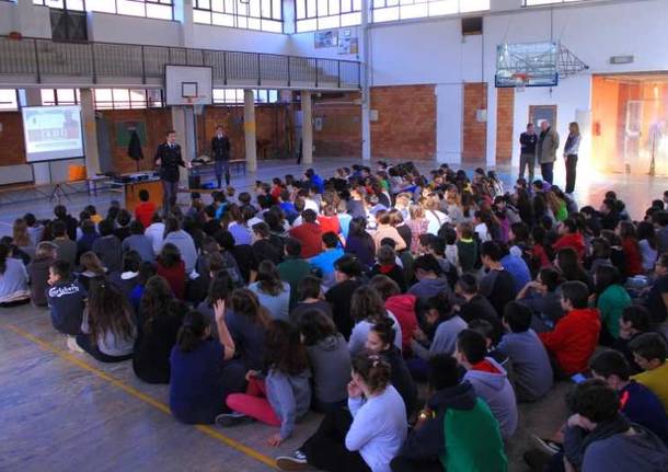 ragazzi scuola laveno mombello incontro polizia