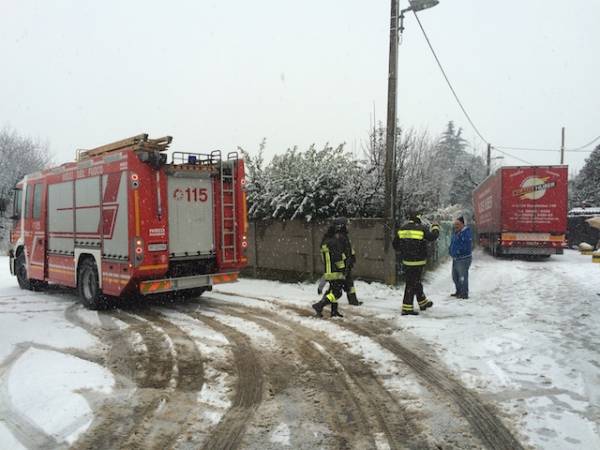 Tir incastrato sotto la neve  (inserita in galleria)