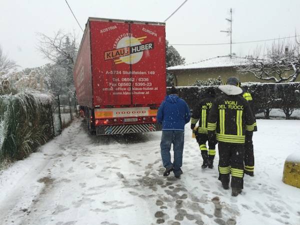 Tir incastrato sotto la neve  (inserita in galleria)