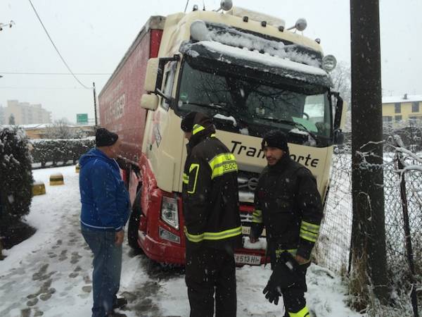 Tir incastrato sotto la neve  (inserita in galleria)