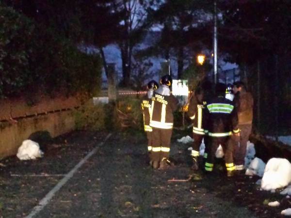 Vigili del fuoco al lavoro a Cadrezzate  (inserita in galleria)