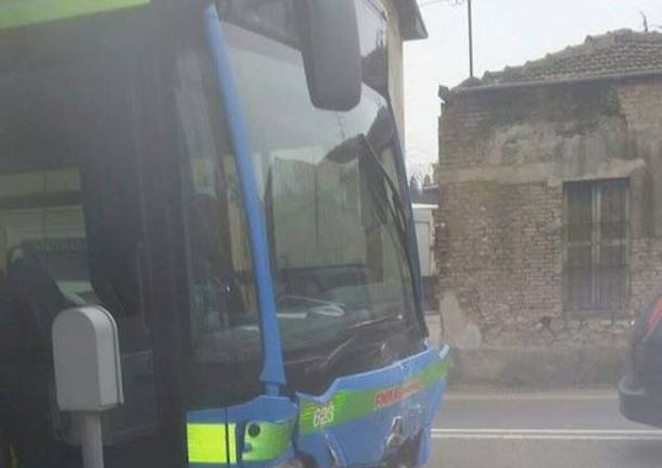 Auto contro pullman in viale Belforte