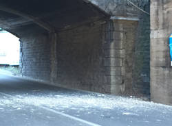 Cadono calcinacci al ponte di via Gasparotti