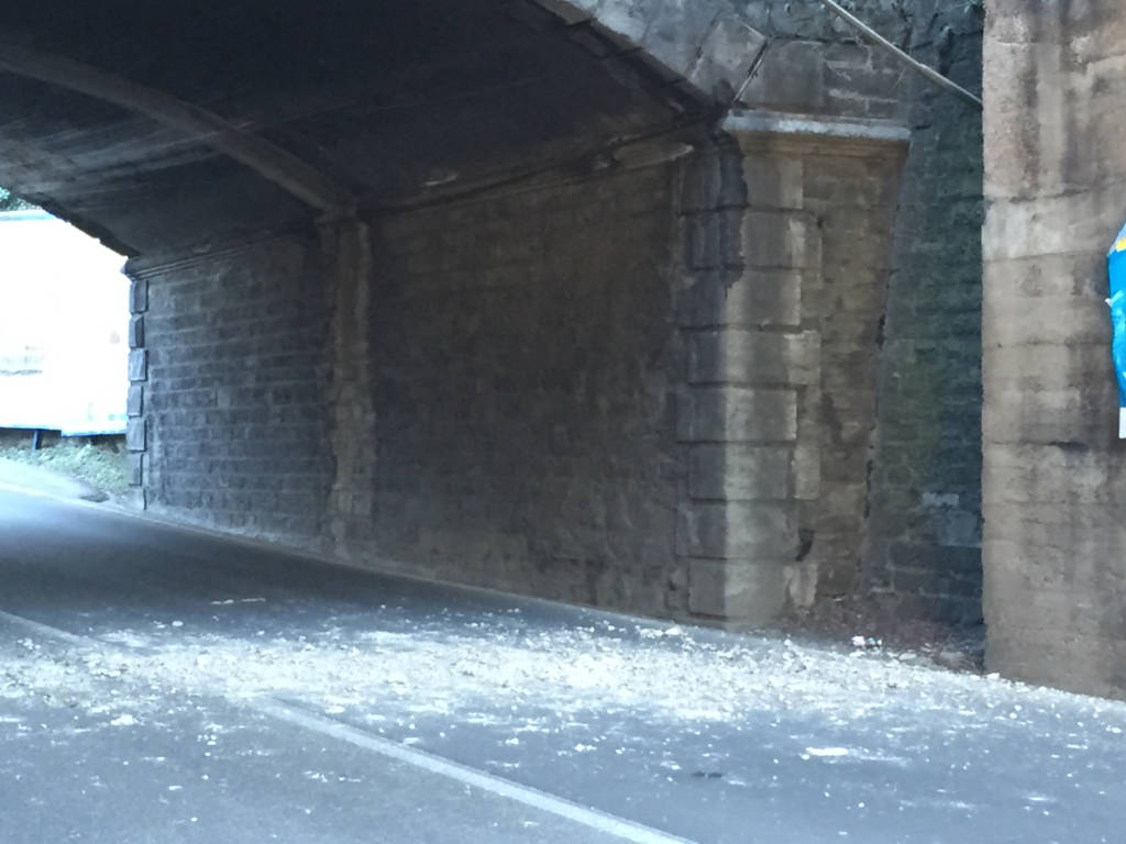 Cadono calcinacci al ponte di via Gasparotti