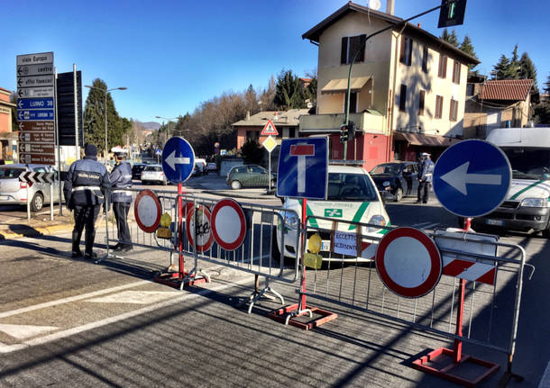 Cadono calcinacci al ponte di via Gasparotti