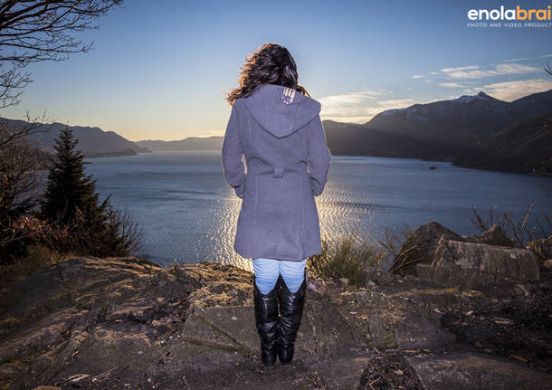 Ragazza guarda il lago