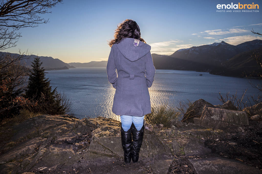Ragazza guarda il lago
