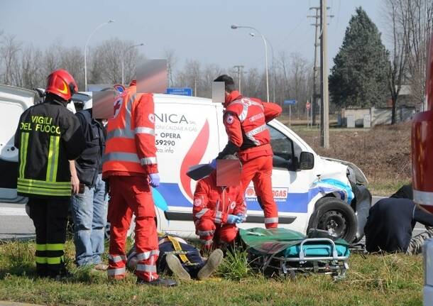 Scontro tra furgone e auto a Nerviano