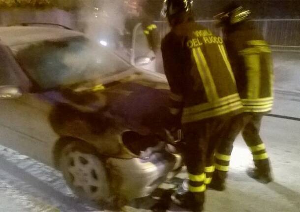 Auto in fiamme a Cerro Maggiore 11/03/2015
