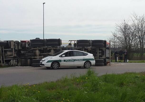 Camion si ribalta sulla Sp109 lunedì 30 marzo 2015