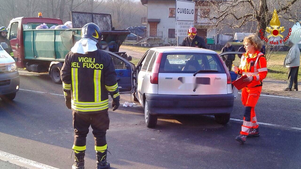 incidente stradale camion rifiuti fiat punto cuveglio