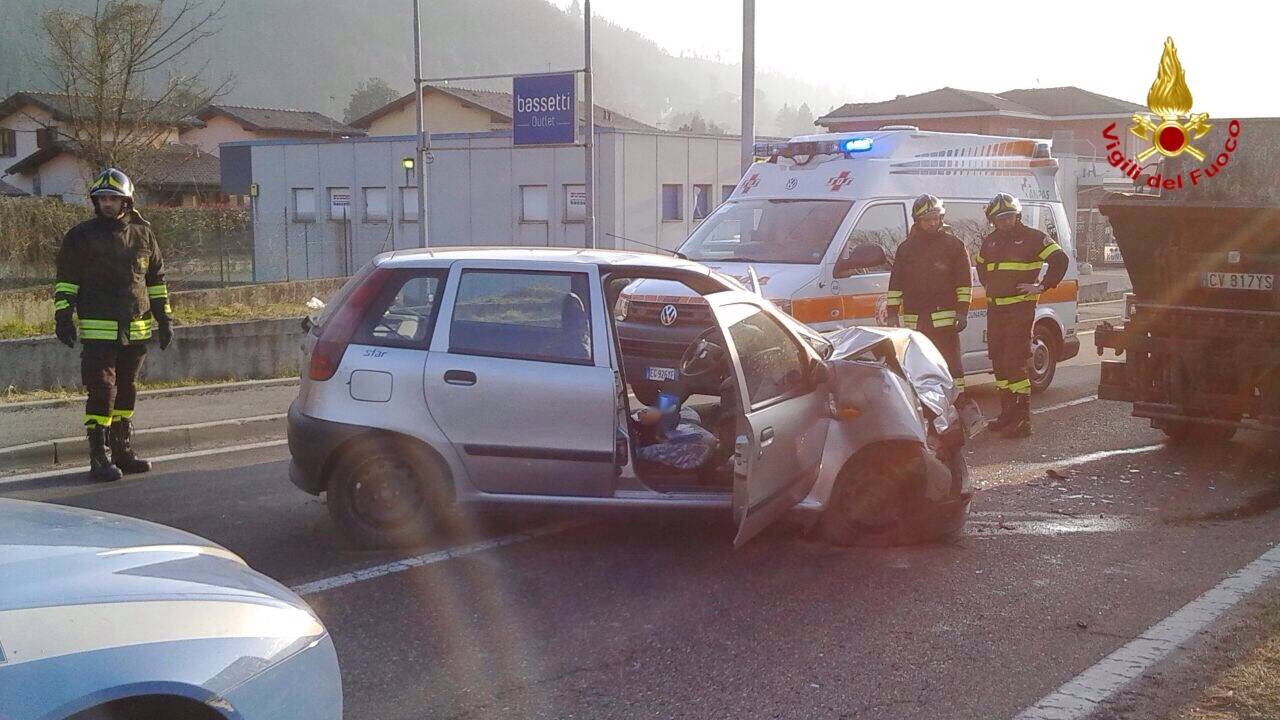 incidente stradale camion rifiuti fiat punto cuveglio