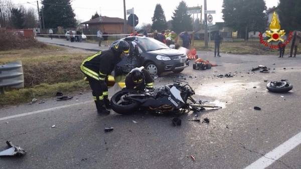 Scontro tra auto e moto a Sesto Calende (inserita in galleria)
