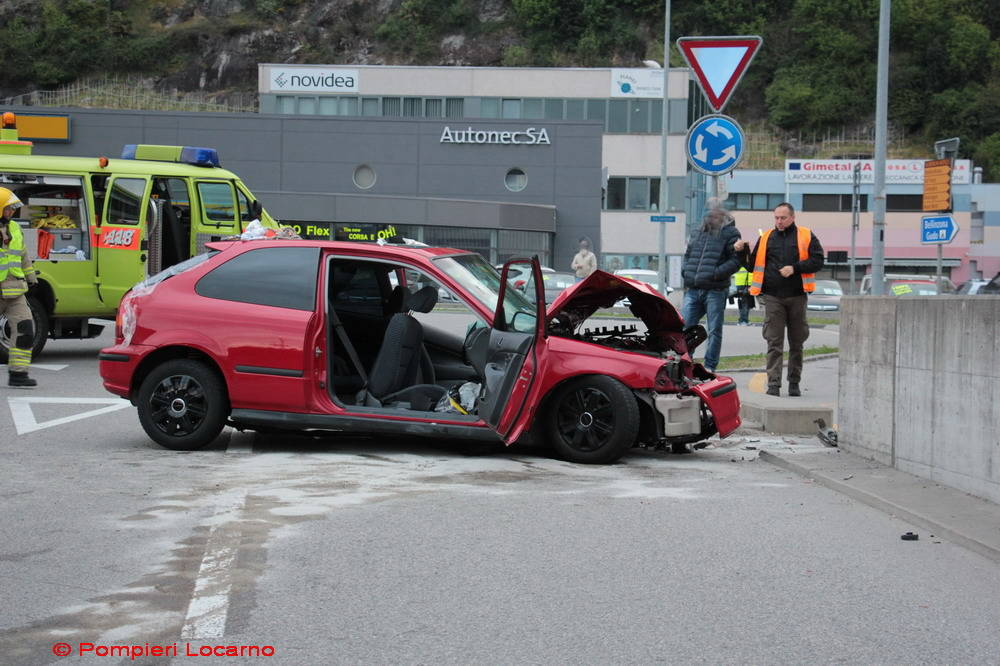Auto contro un muro a Riazzino
