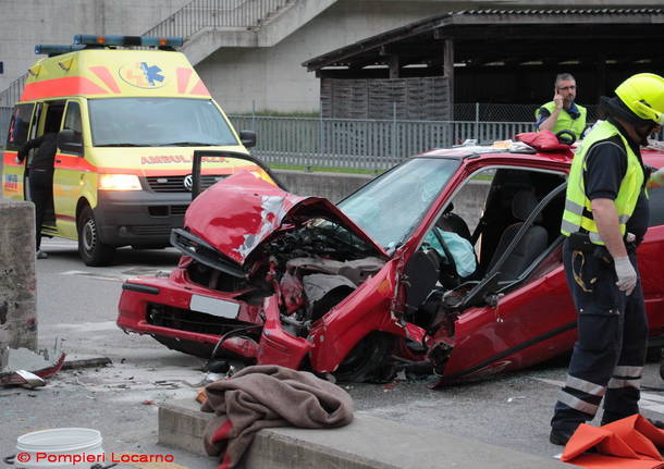 Auto contro un muro, ferite due persone
