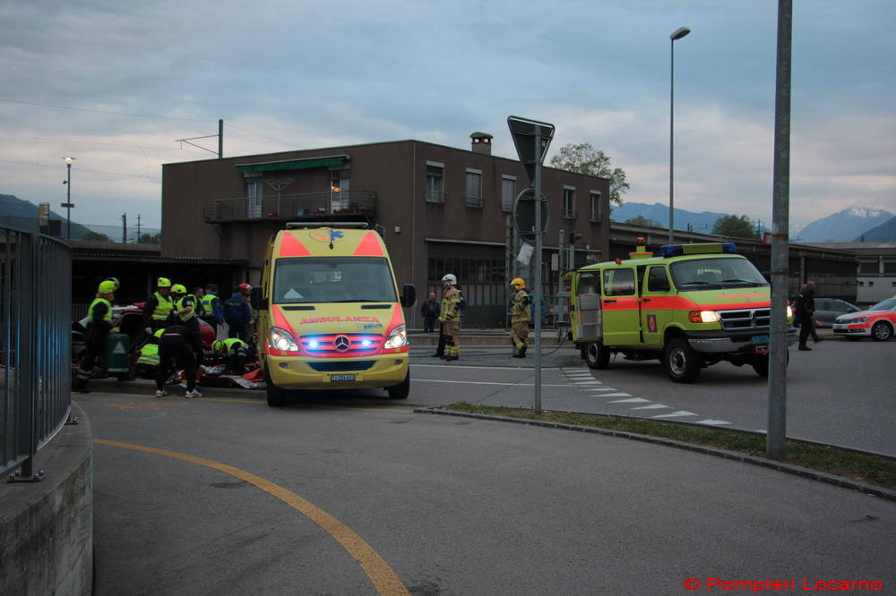 Auto contro un muro a Riazzino