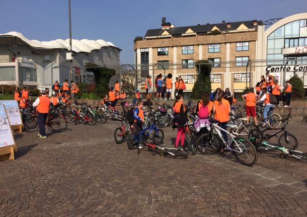 Studenti in bici per le vie di Varese