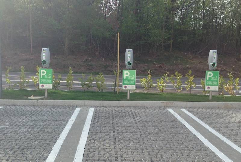 Colonnine per auto elettriche al Tigros di Besnate