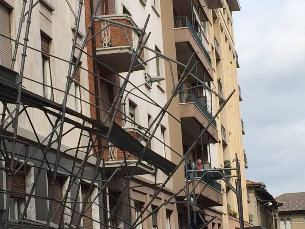 Crolla un ponteggio in via Rossini