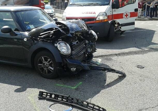 Auto ribaltata incrocio vie Sauro Emilia