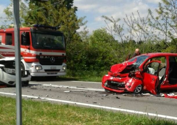 Incidente tra due auto giovedì 30 aprile