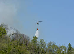 Incendio bosco Caravate Sangiano