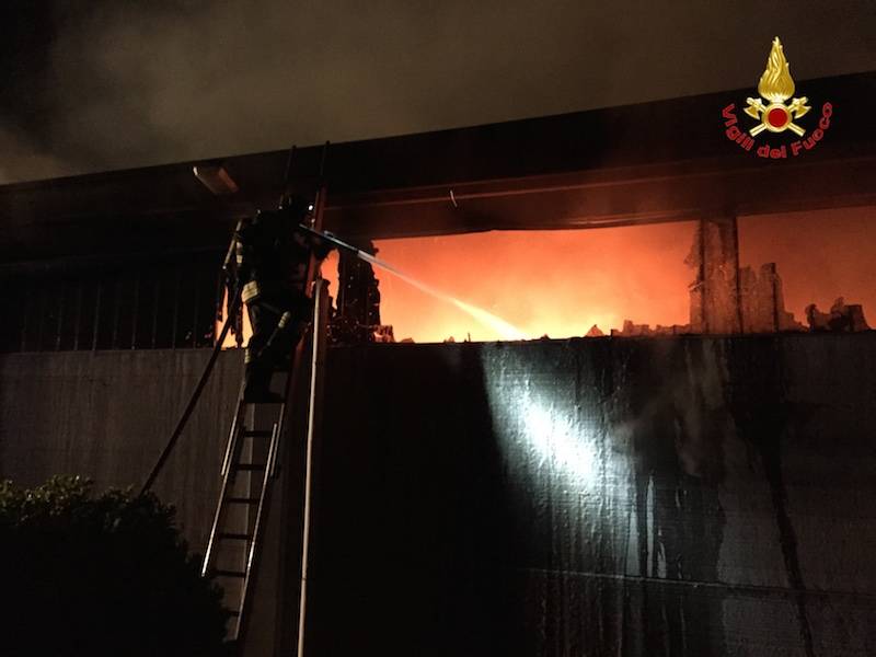 incendio deposito barche a Mesenzana