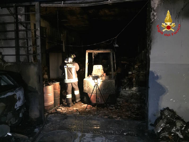 Incendio nella notte, a fuoco un'autofficina