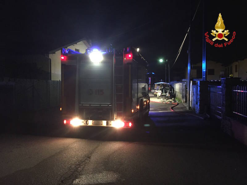 Incendio nella notte, a fuoco un'autofficina