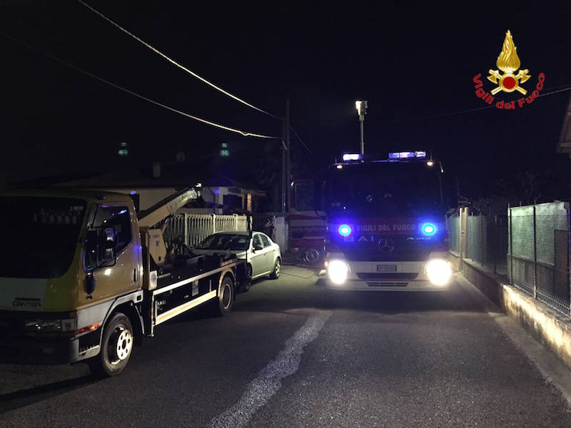 Incendio nella notte, a fuoco un'autofficina