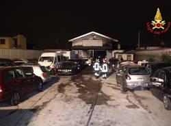 Incendio nella notte, a fuoco un'autofficina