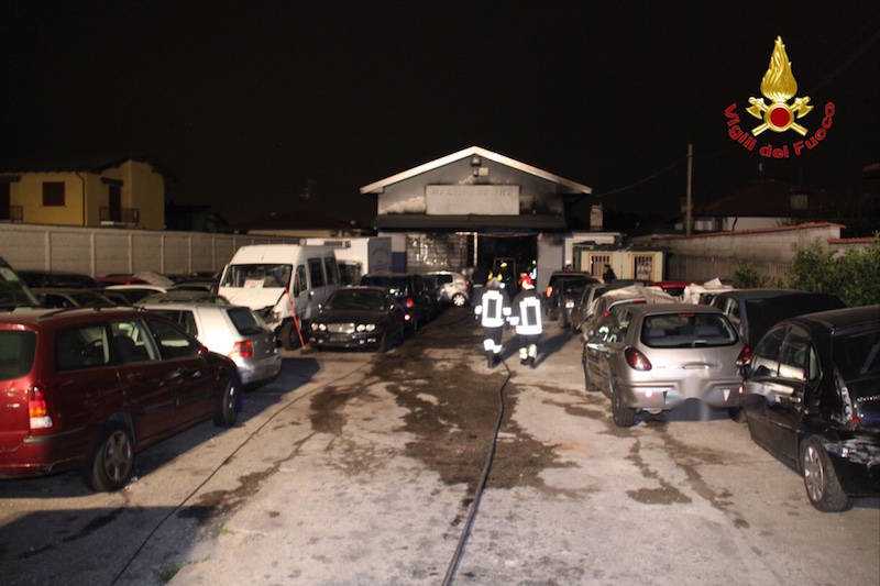Incendio nella notte, a fuoco un'autofficina