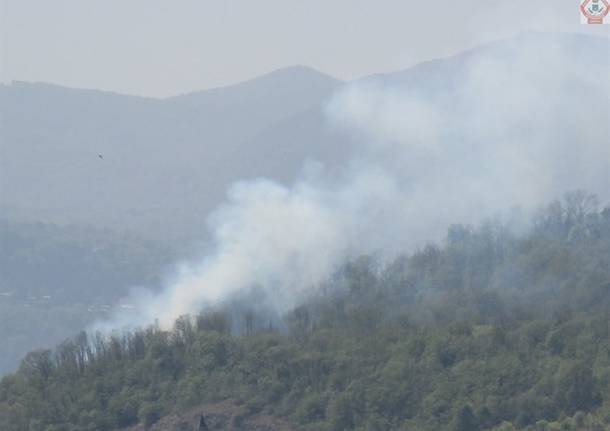Incendio tra Caravate e Sangiano