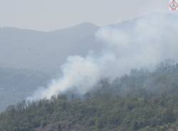 Incendio tra Caravate e Sangiano