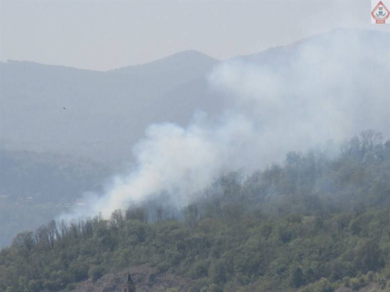 Incendio tra Caravate e Sangiano