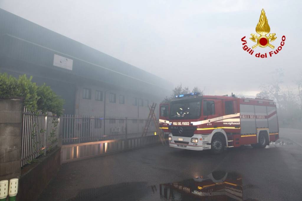 Incendio una ditta di via Grieg