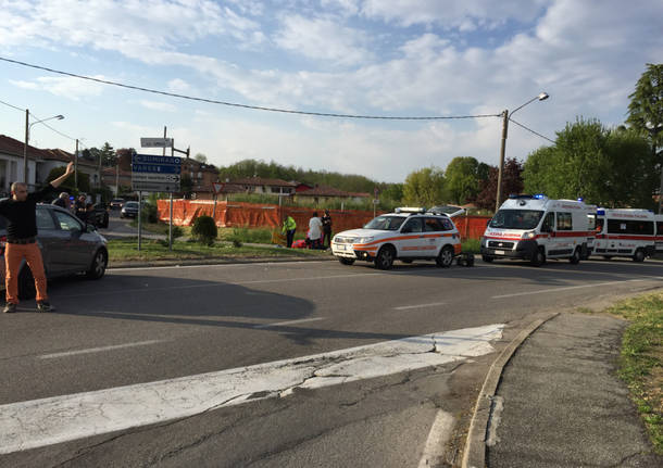 Incidente tra auto e moto all’incrocio di Via XXV Aprile