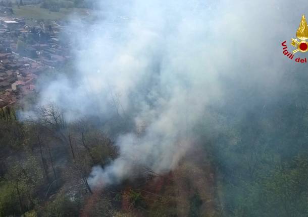 Incendio di Sangiano, vigili del fuoco in azione