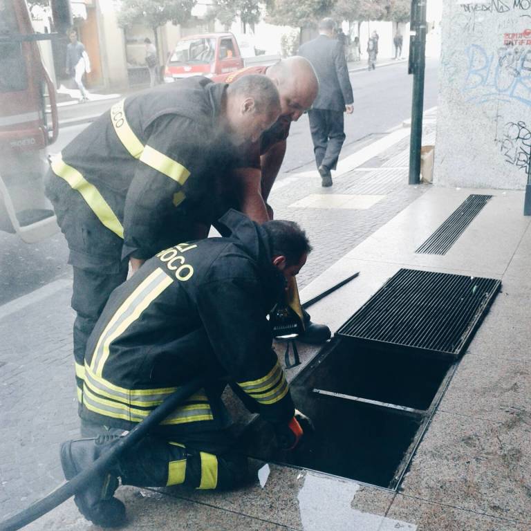 Piccolo incendio davanti alla Mondadori