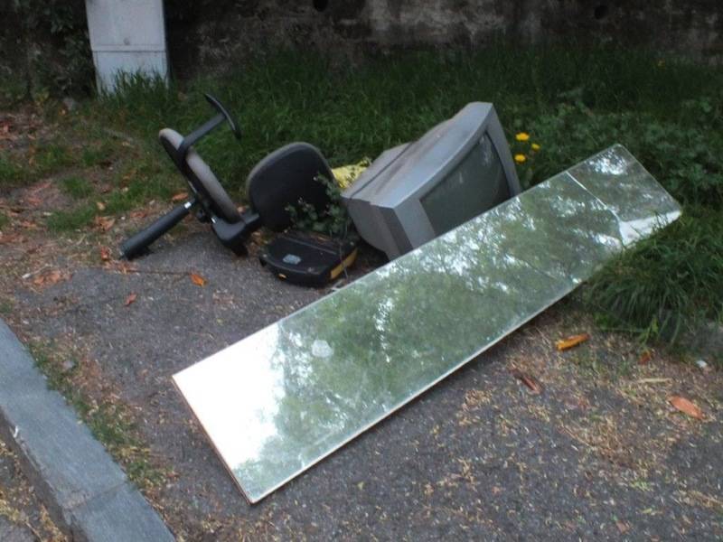 Rifiuti abbandonati a Varese