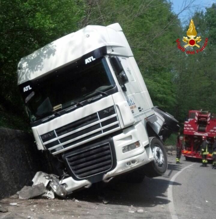 Rimorchio ribaltato alla Baraggia