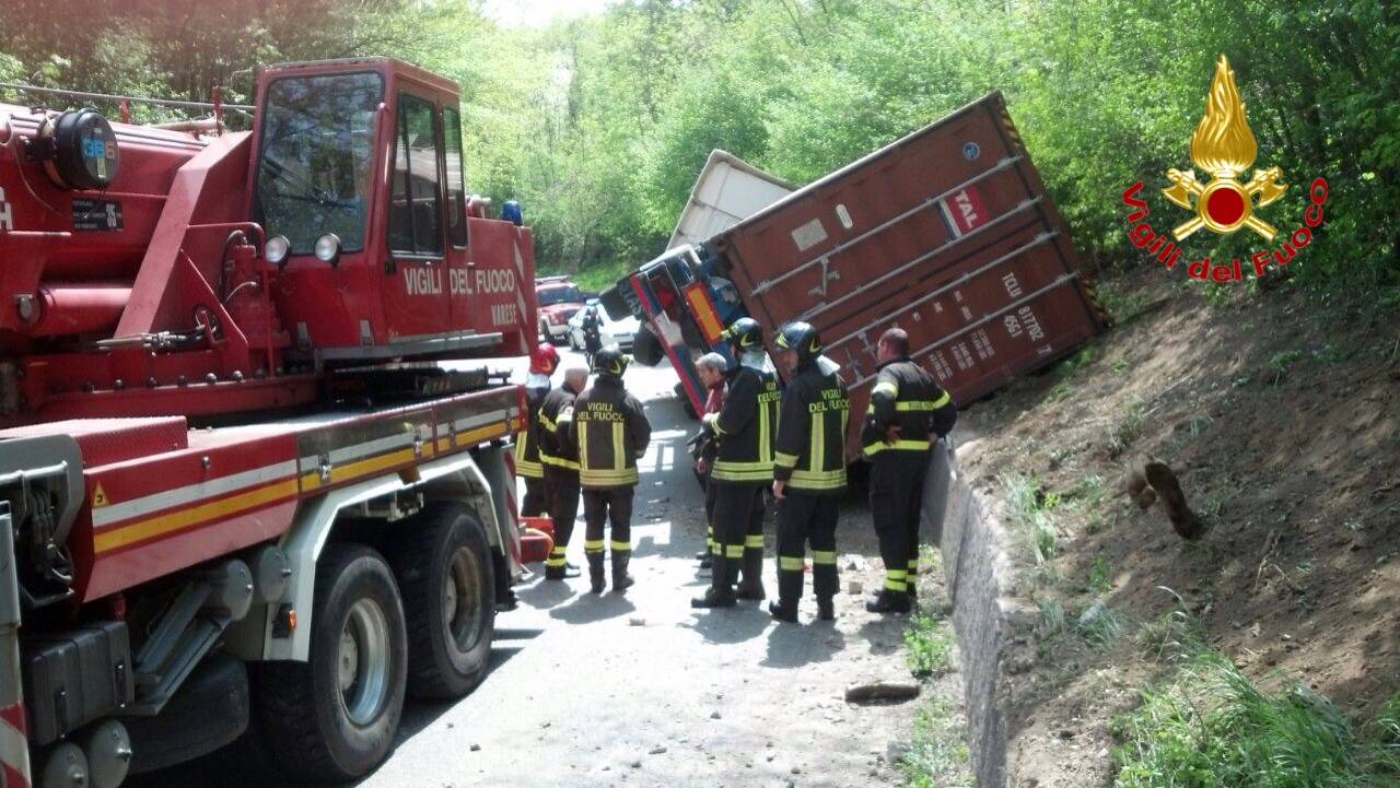 Rimorchio ribaltato alla Baraggia