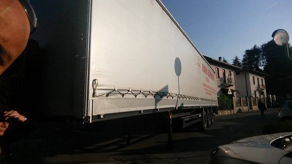 Camion incastrato in via Diaz a Venegono Inferiore 